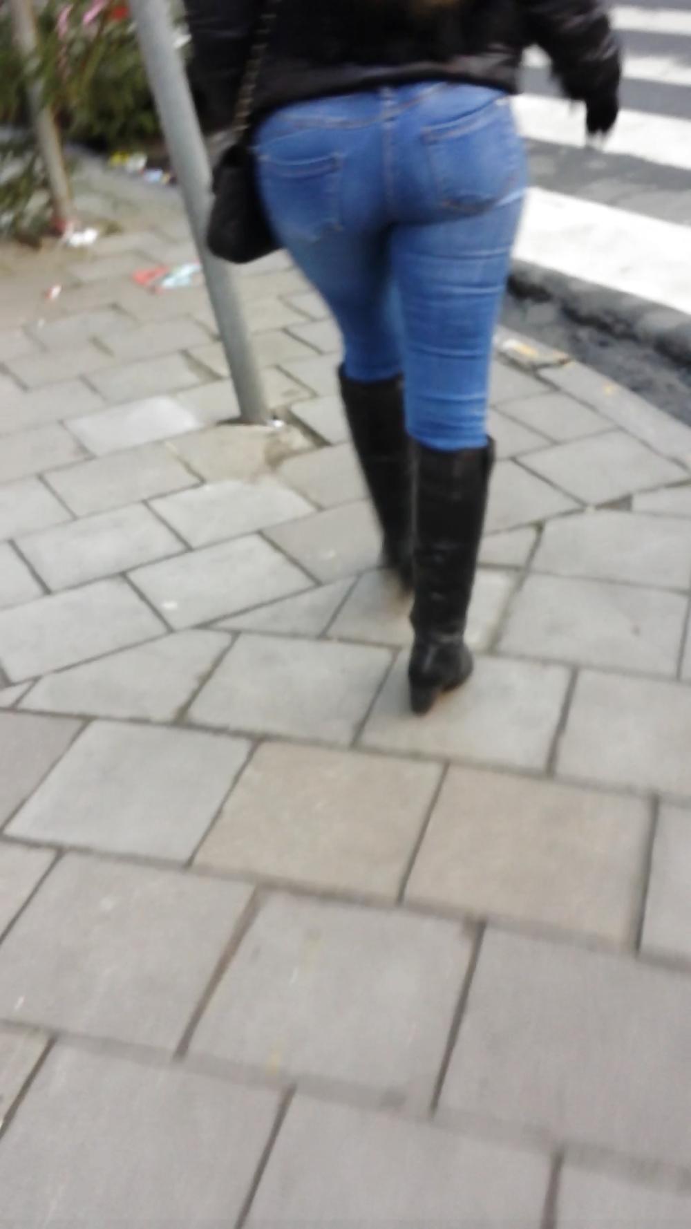 10P Un beau cul dans la rue en jeans