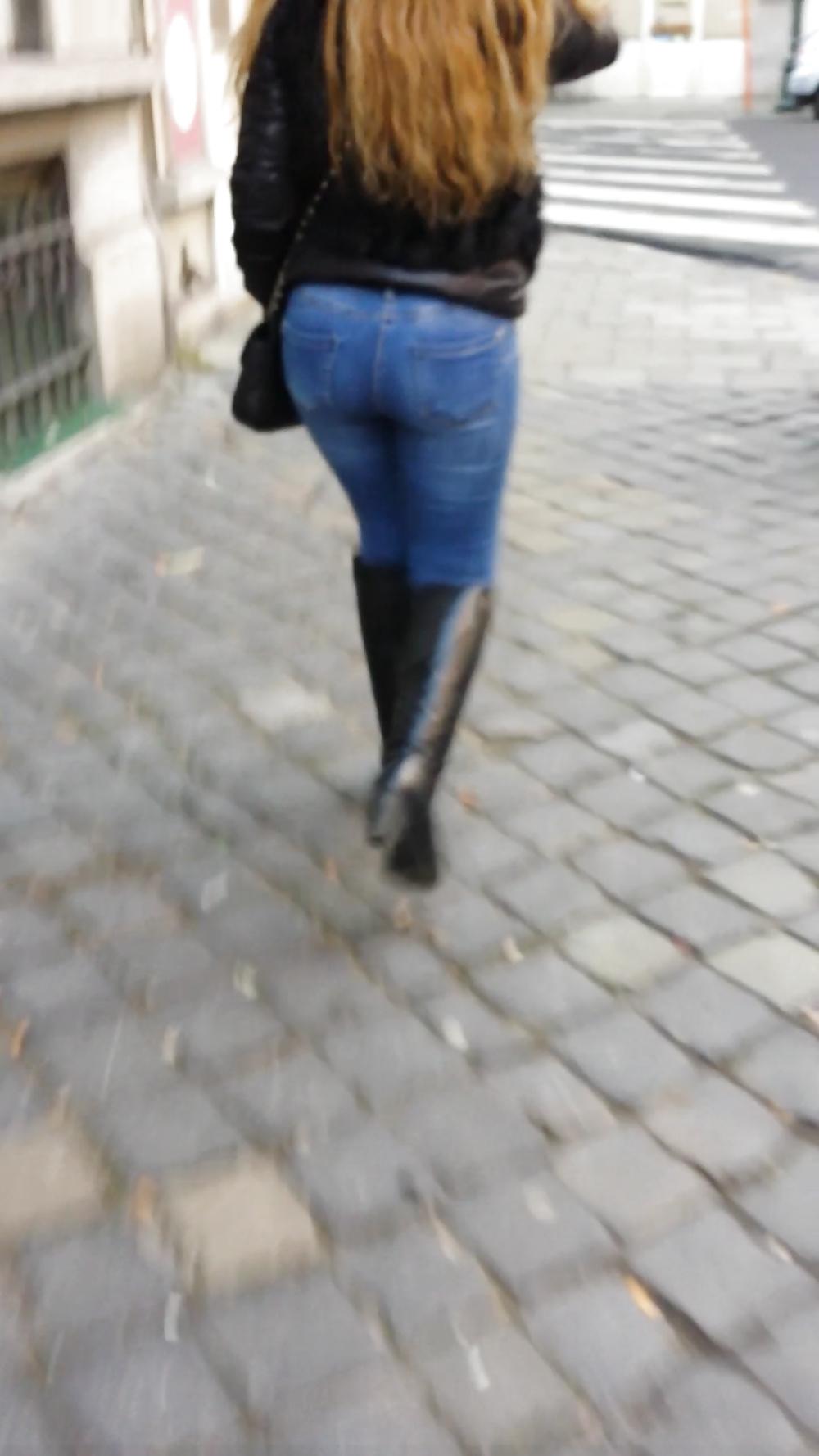 10P Un beau cul dans la rue en jeans