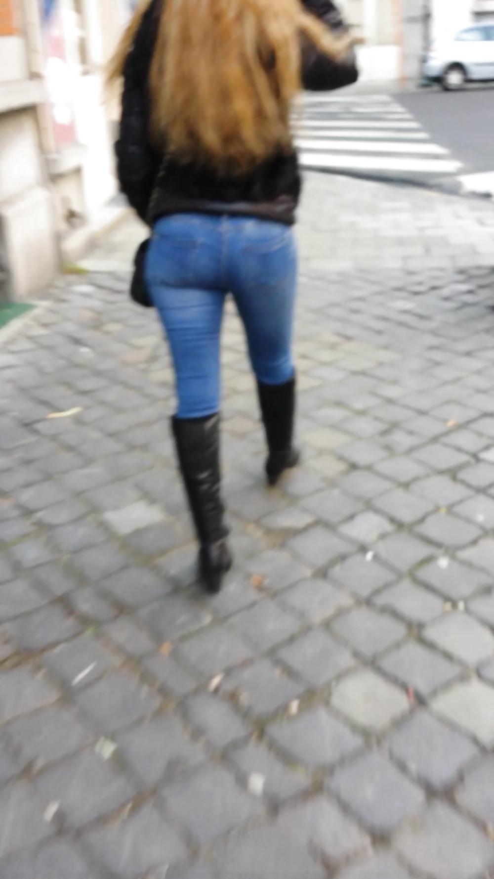 10P Un beau cul dans la rue en jeans