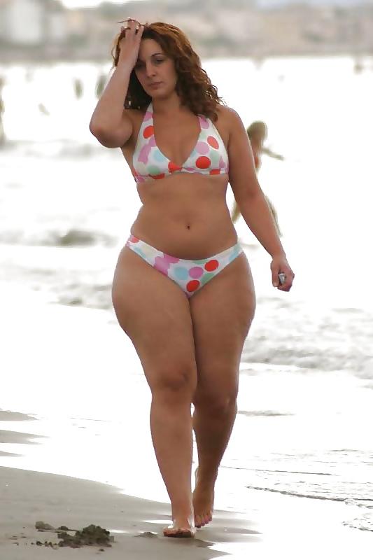 25P Curvy Babes at the Beach