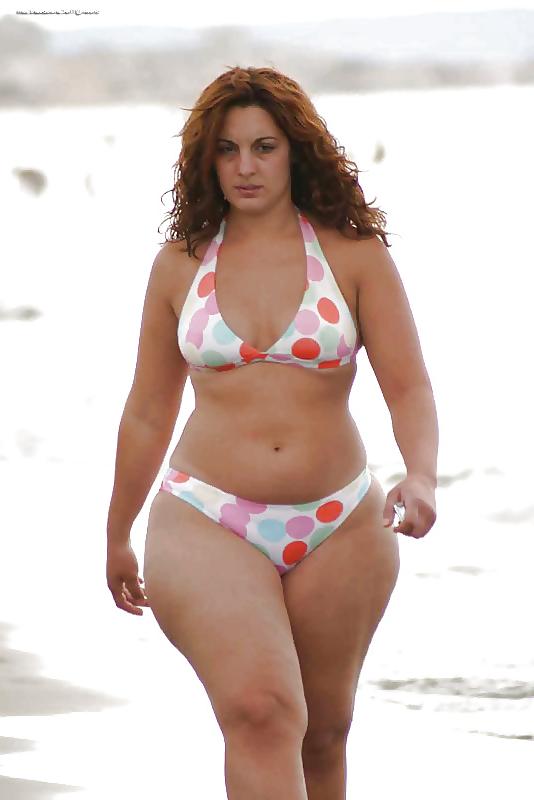 25P Curvy Babes at the Beach