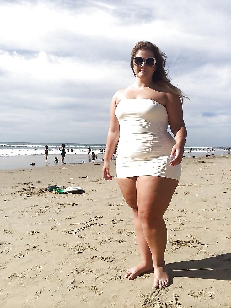 25P Curvy Babes at the Beach
