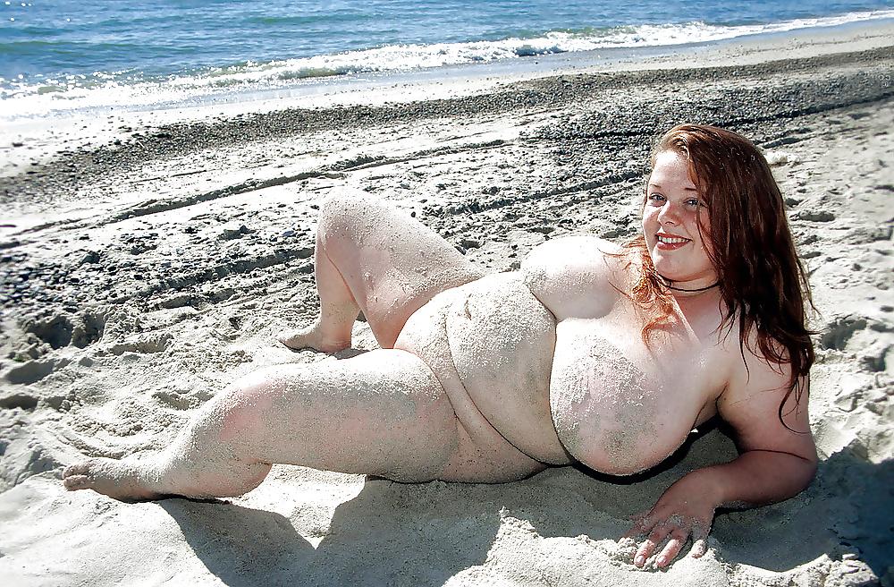 25P Curvy Babes at the Beach