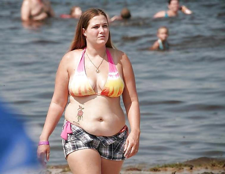 25P Curvy Babes at the Beach