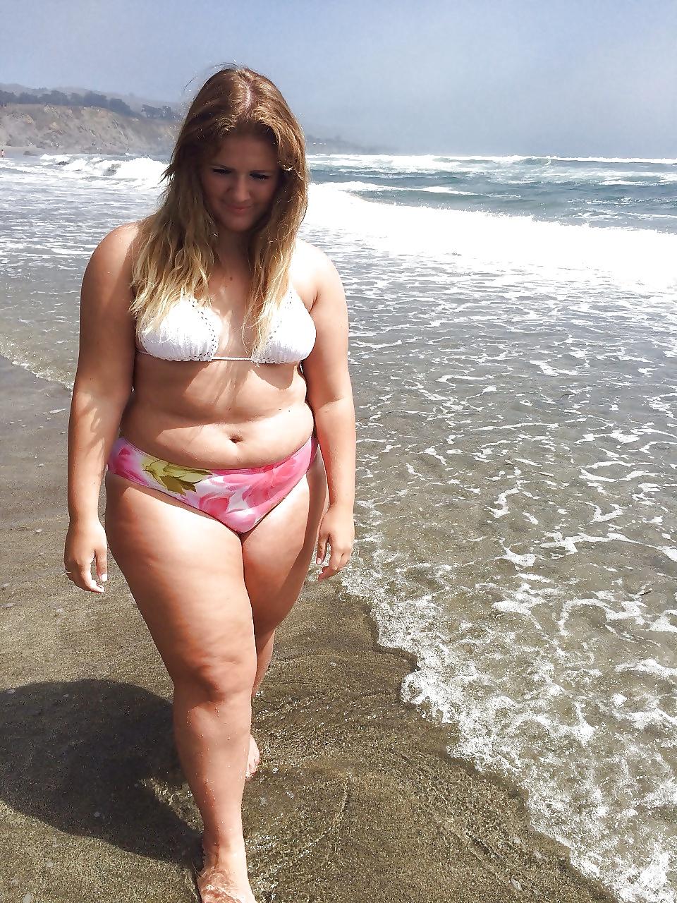25P Curvy Babes at the Beach