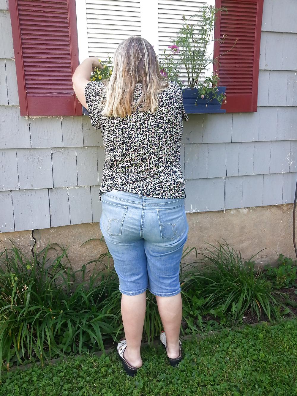25P Wife in her tight ass jeans