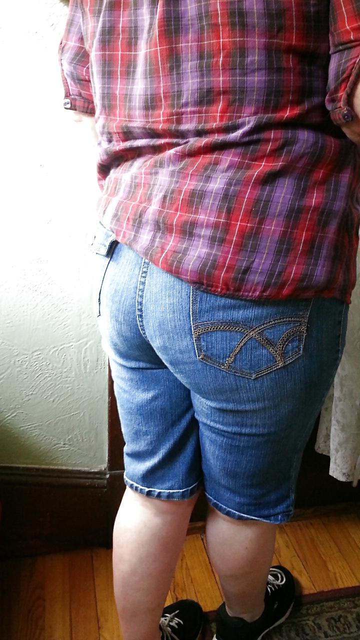 25P Wife in her tight ass jeans