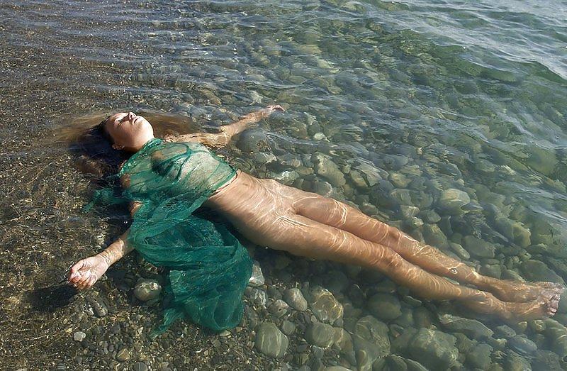 22P Alice love to play in hot water