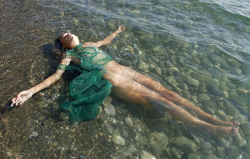 22P Alice love to play in hot water