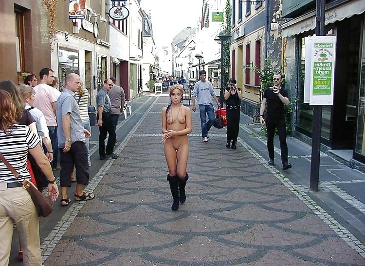 25P PUBLIC NUDITY: NAKED GIRLS