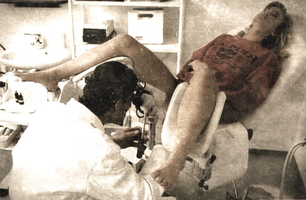 25P Maedchen beim Frauenarzt - Photoshop Art