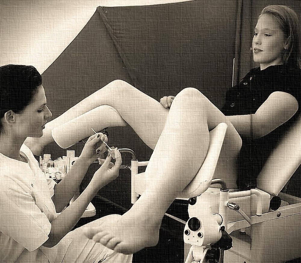 25P Maedchen beim Frauenarzt - Photoshop Art