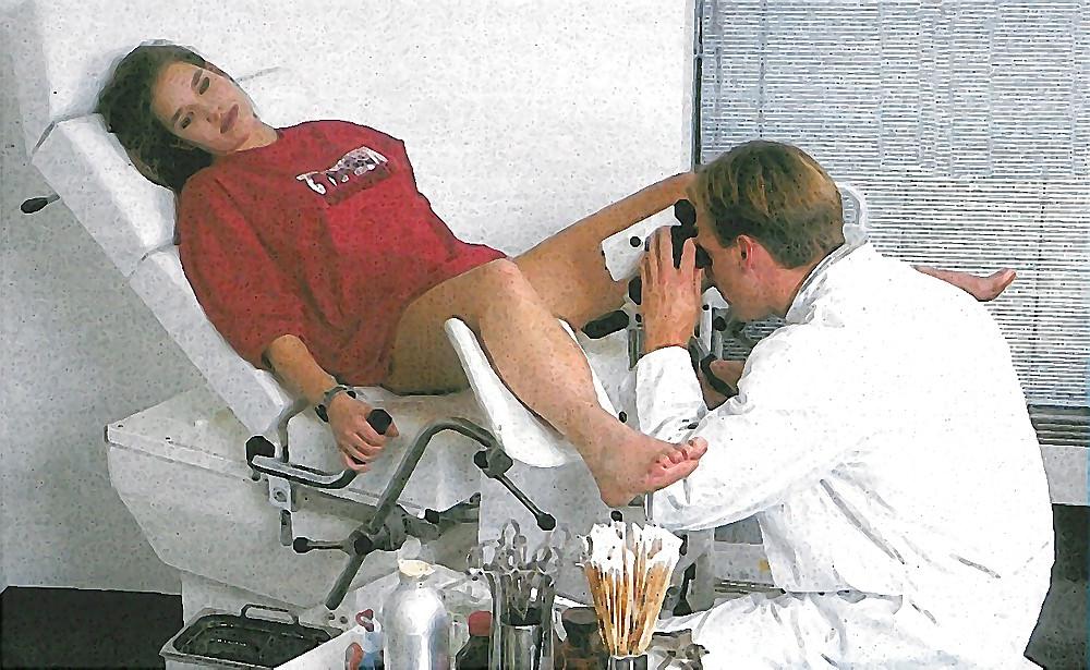 25P Maedchen beim Frauenarzt - Photoshop Art