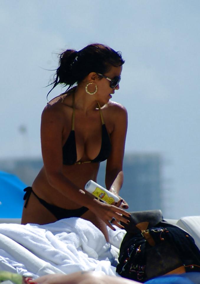 12P Vida Guerra at the beach in a thong
