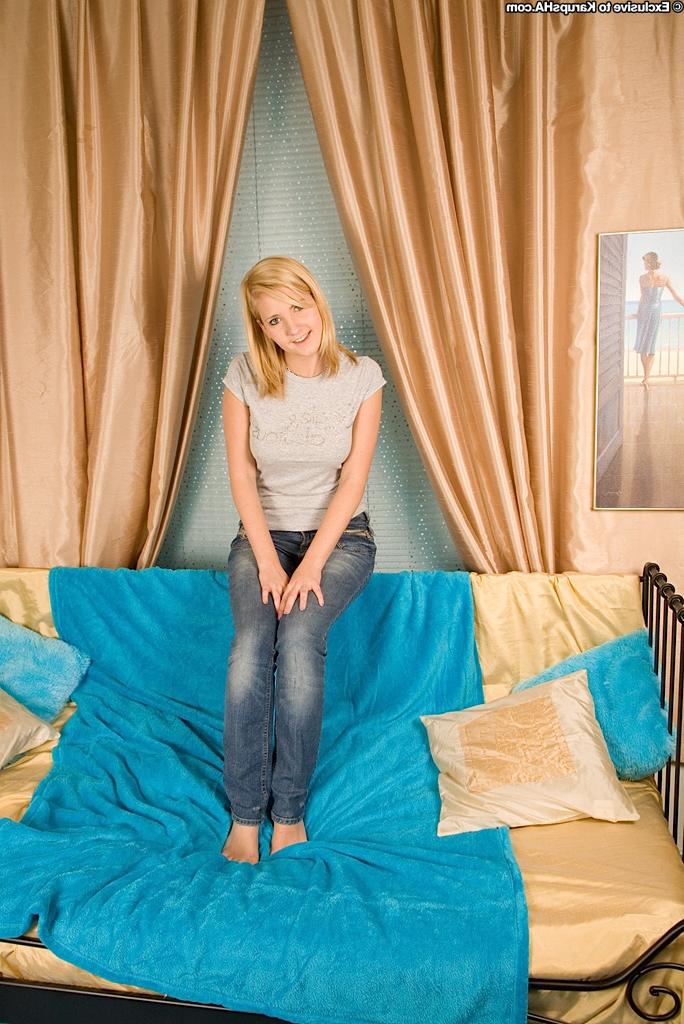 16P Charlie Baxter spreads her legs extra wide and wants to fuck