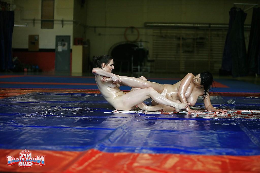 16P Naughty chicks have an oily catfight for lesbian domination