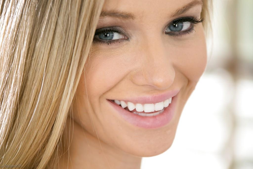 16P Smiling babe blonde Staci Carr is undressing her jeans shorts