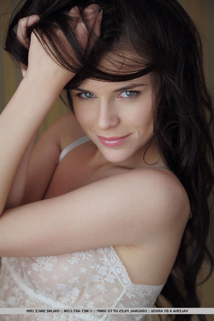 18P Long-haired young hottie Valeria loves unveiling her shaved vagina