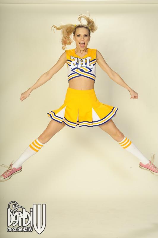 16P Busty cheerleader Jana Jordan gets naked to show her hairy cunt