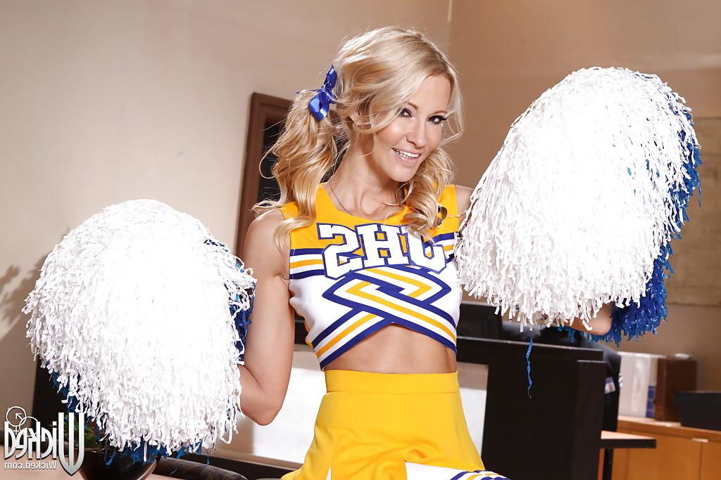 16P Wooing cheerleader Jessica Drake reveals her tits and pussy