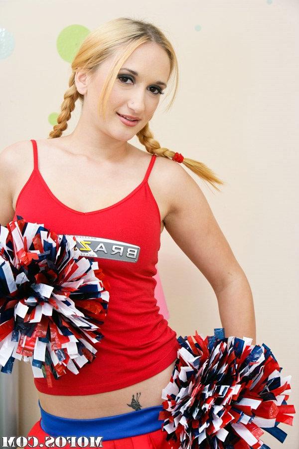 16P Big titted cheerleader Leslie Love is spreading and fingering pussy
