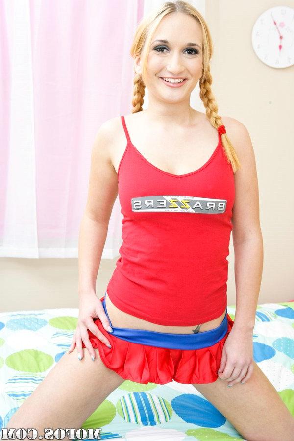 16P Big titted cheerleader Leslie Love is spreading and fingering pussy