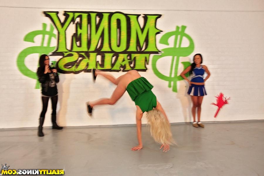 16P Sexy cheerleader Samantha Mendexz has no panties under her skirt