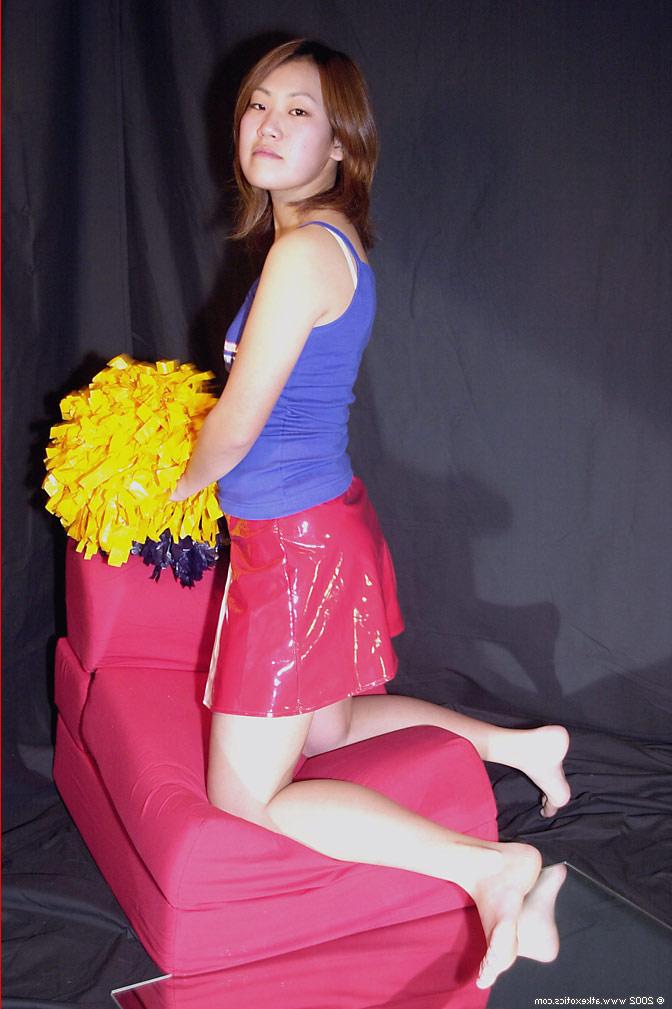 16P Amateur Japanese cheerleader Naoko loosing bare ass from panties and skirt