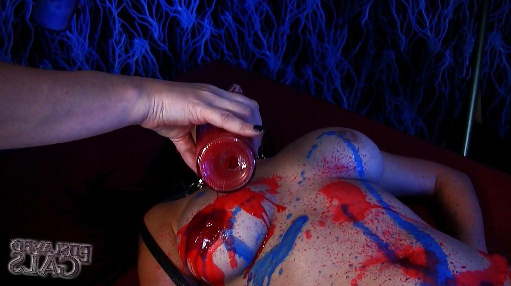 16P Awesome lesbian Anastasia Pierce gets her body covered with paint