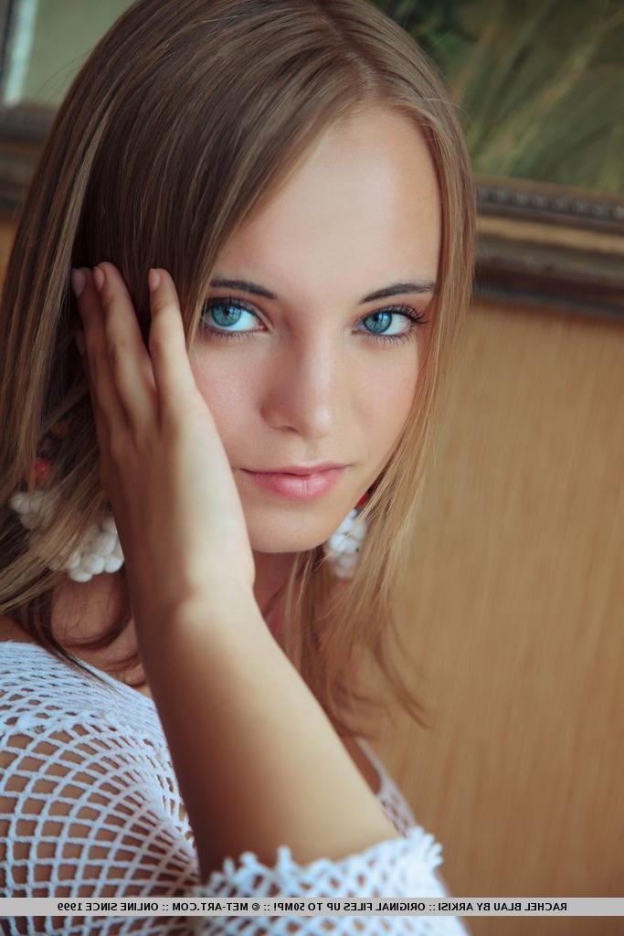 18P Glamorous young beauty Rachel Blau loves spreading her shaved vagina