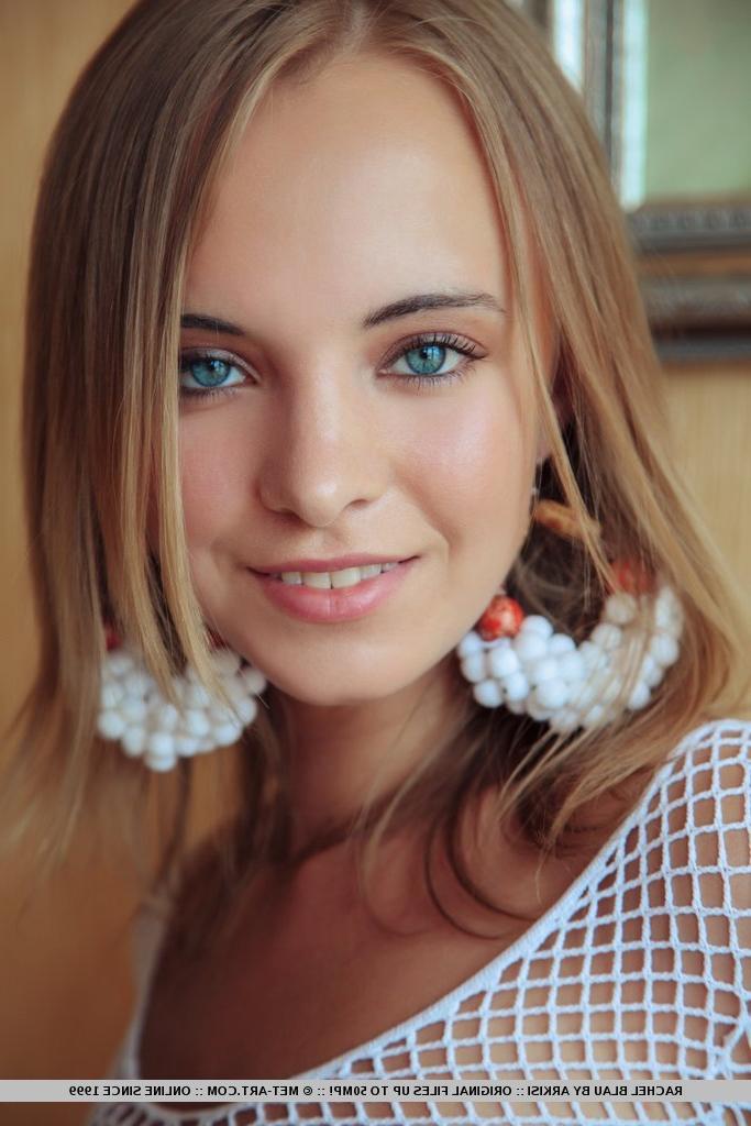 18P Glamorous young beauty Rachel Blau loves spreading her shaved vagina