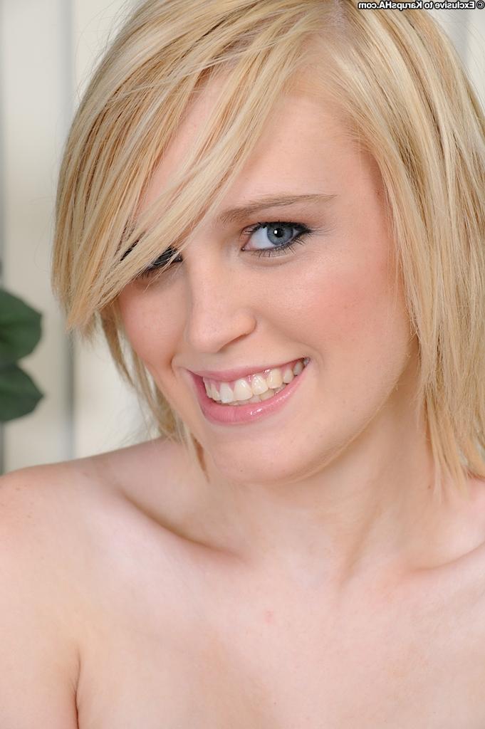 16P Great babe Amanda Bryant showing delicious tits and getting naked