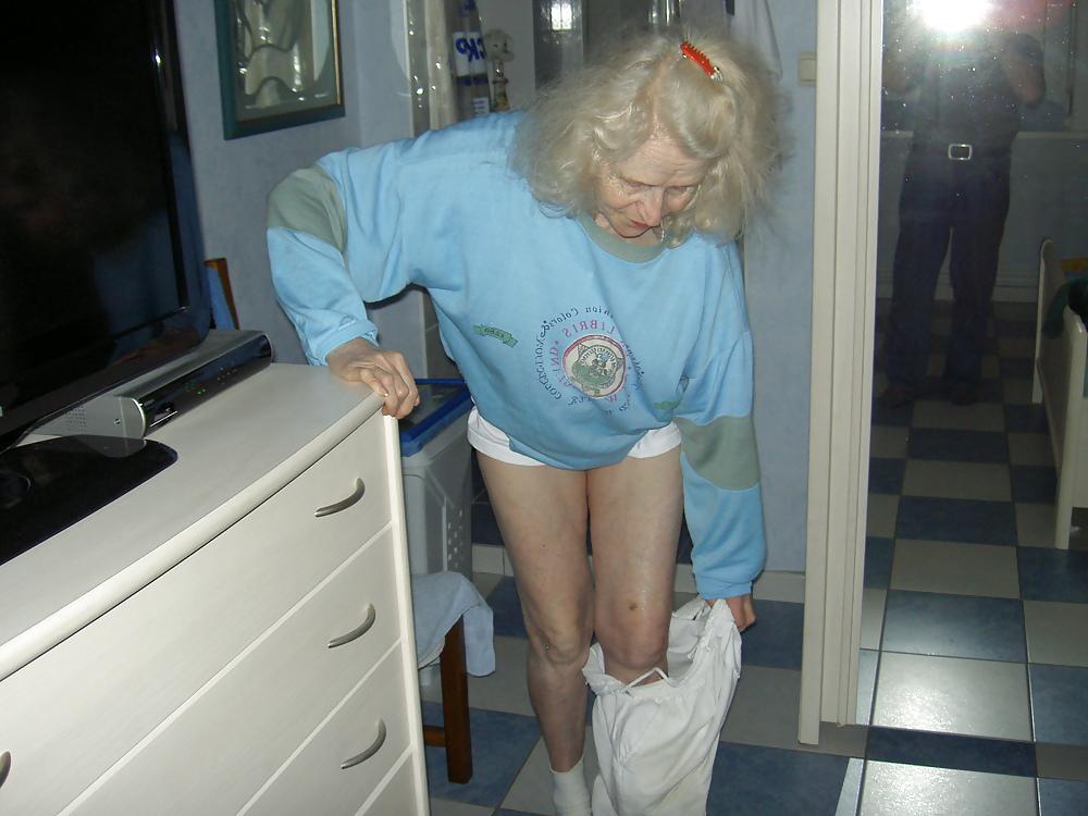 25P GRANNY  JOSEE  in the bathroom