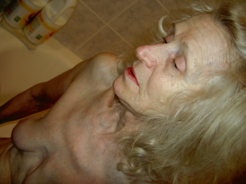 25P GRANNY  JOSEE  in the bathroom