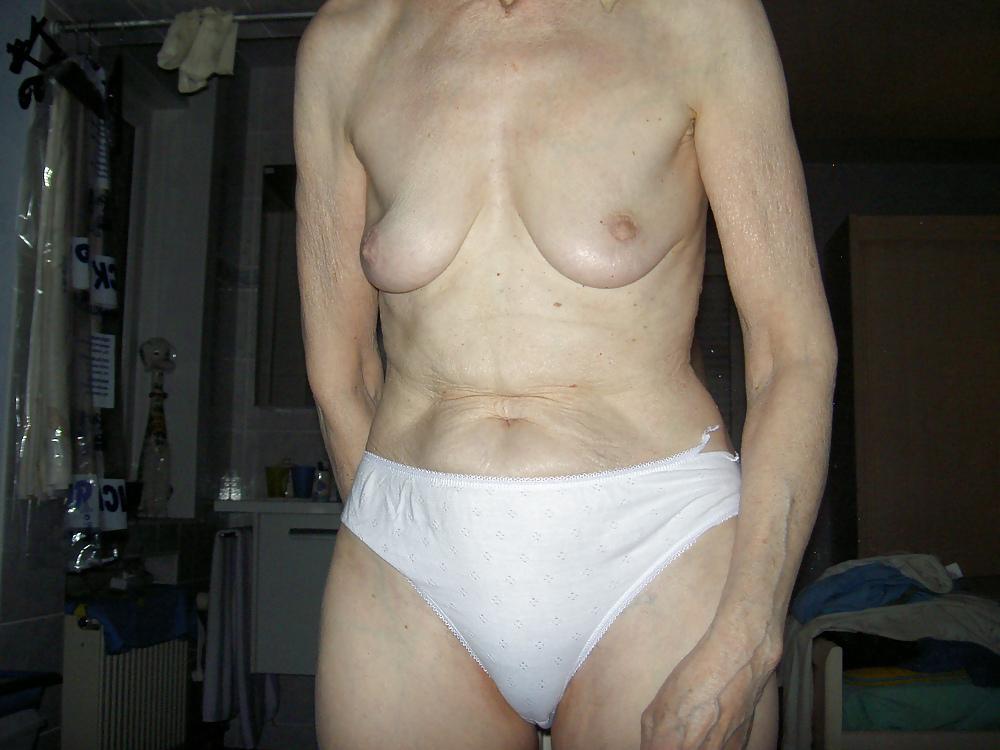 25P GRANNY  JOSEE  in the bathroom