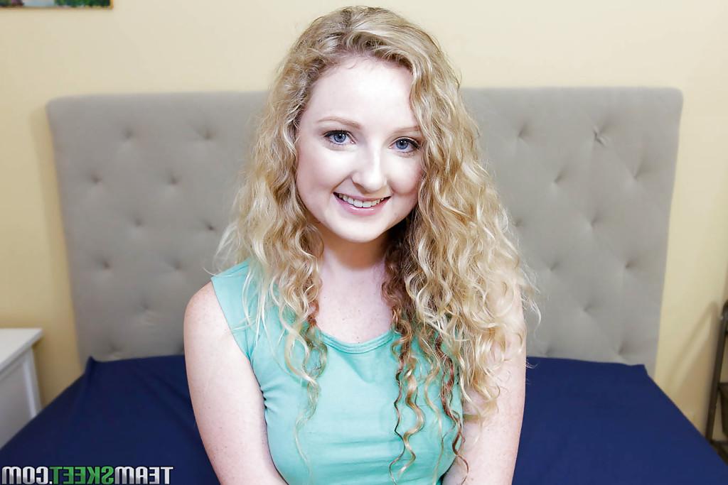 16P Curly-haired beauty Willow Lynn is posing totally naked on the cam