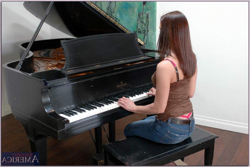 16P Busty babe in jeans Kelli Tyler seduced and fucked by her music tutor