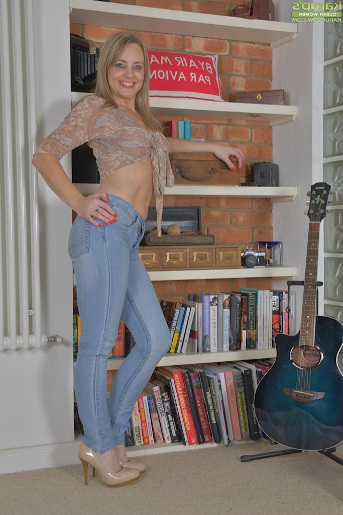 16P Leggy blonde chick Sofia Rae exposing large tits while posing in jeans