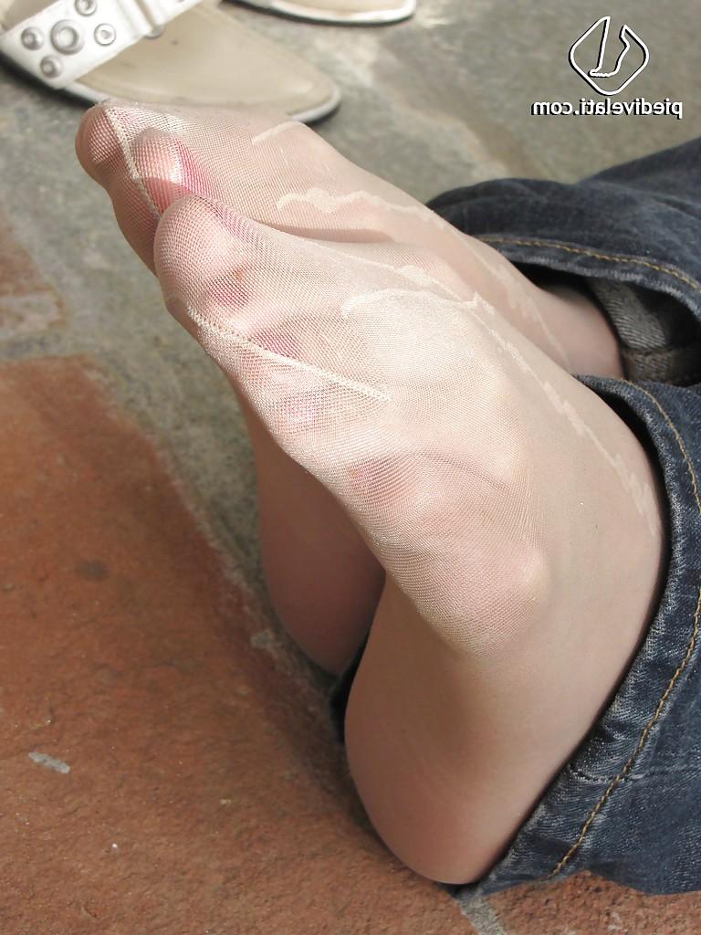 16P Big ass brunette slut Elena has some nasty looking feet