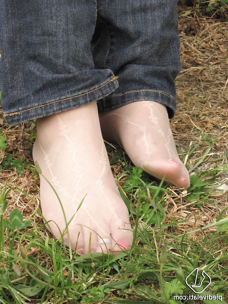 16P Big ass brunette slut Elena has some nasty looking feet