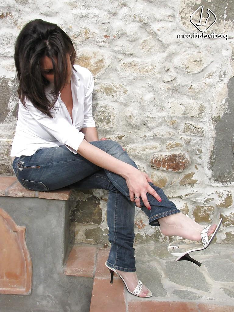 16P Big ass brunette slut Elena has some nasty looking feet