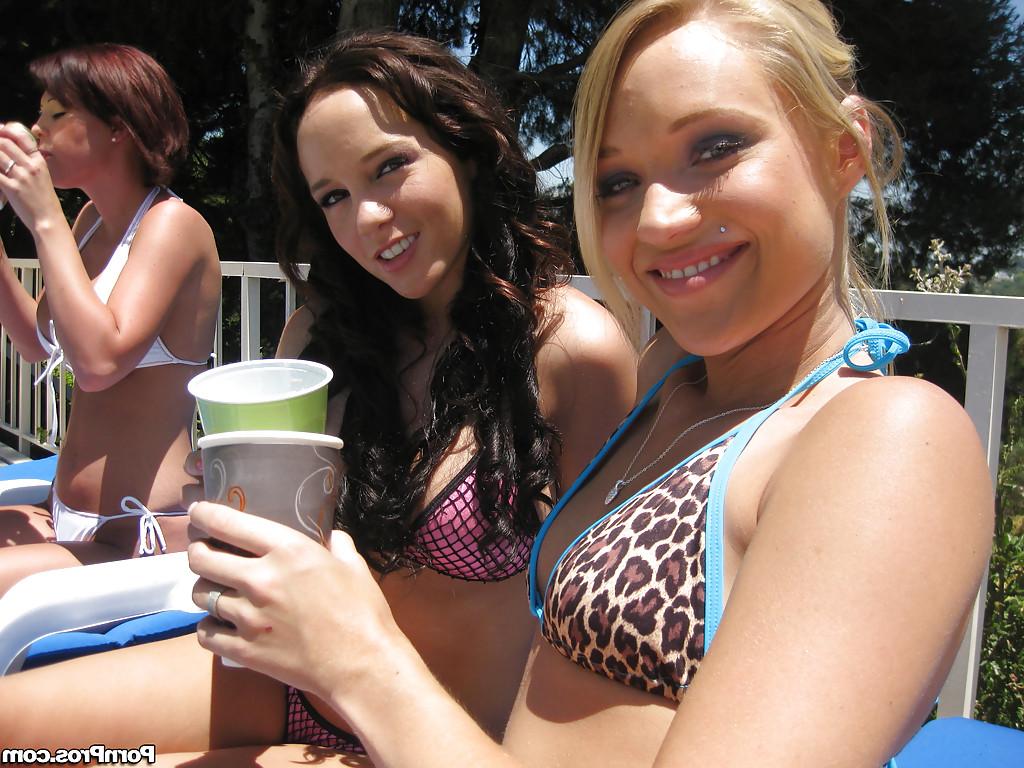 16P Lesbian babe Teagan Summers and her friends posing in the pool naked