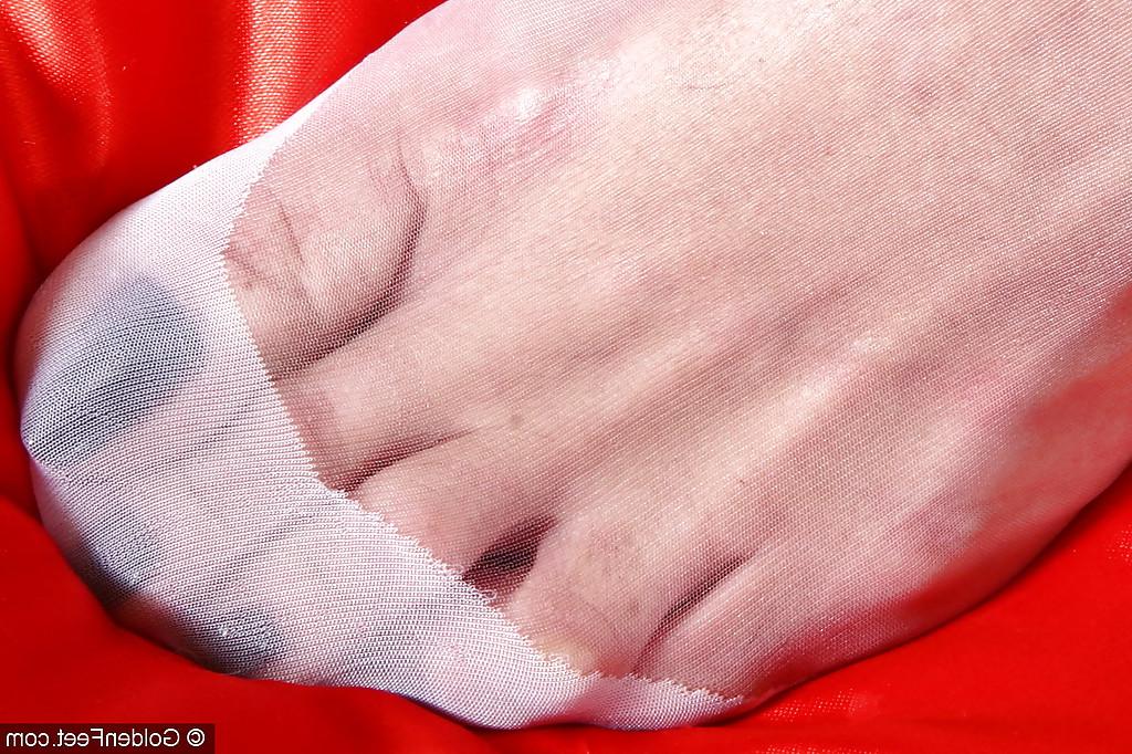 16P Stocking clad UK woman Lady Sarah having exposed pussy and anus stimulated
