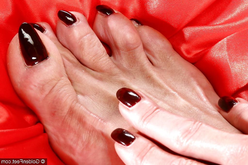 16P Stocking clad UK woman Lady Sarah having exposed pussy and anus stimulated