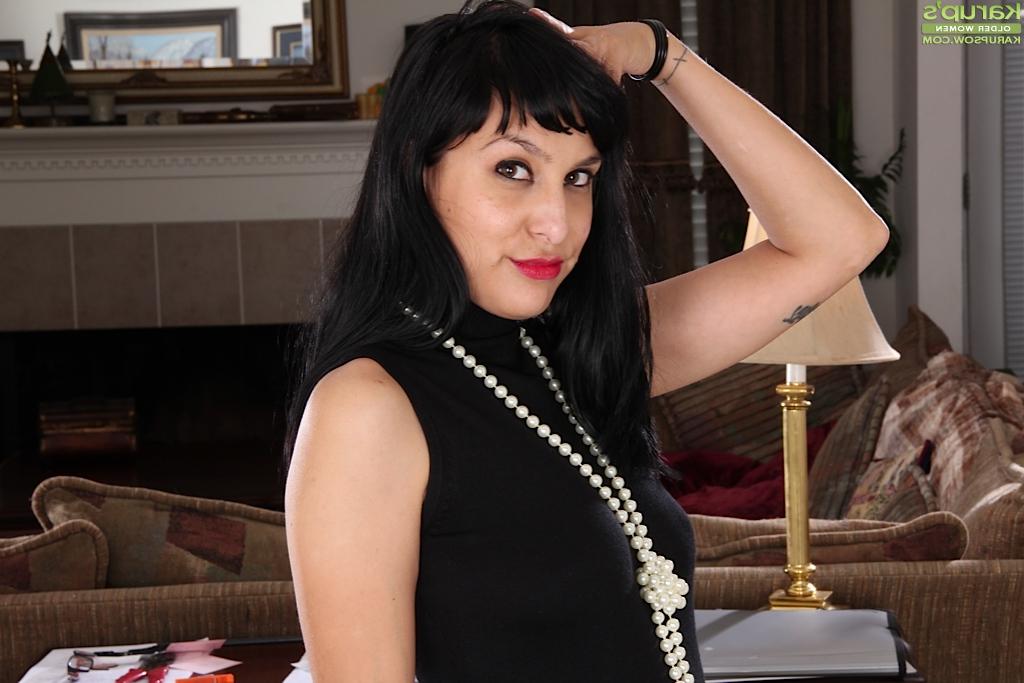 16P Dark haired milf Penelope Patterson is demonstrating her hairy cunt