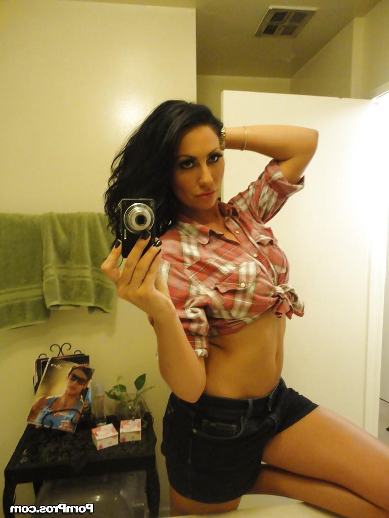 16P Amateur girlfriend Tiffany Brookes posing and taking photos of herself