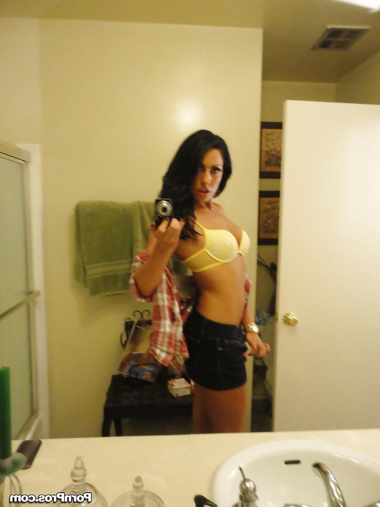 16P Amateur girlfriend Tiffany Brookes posing and taking photos of herself