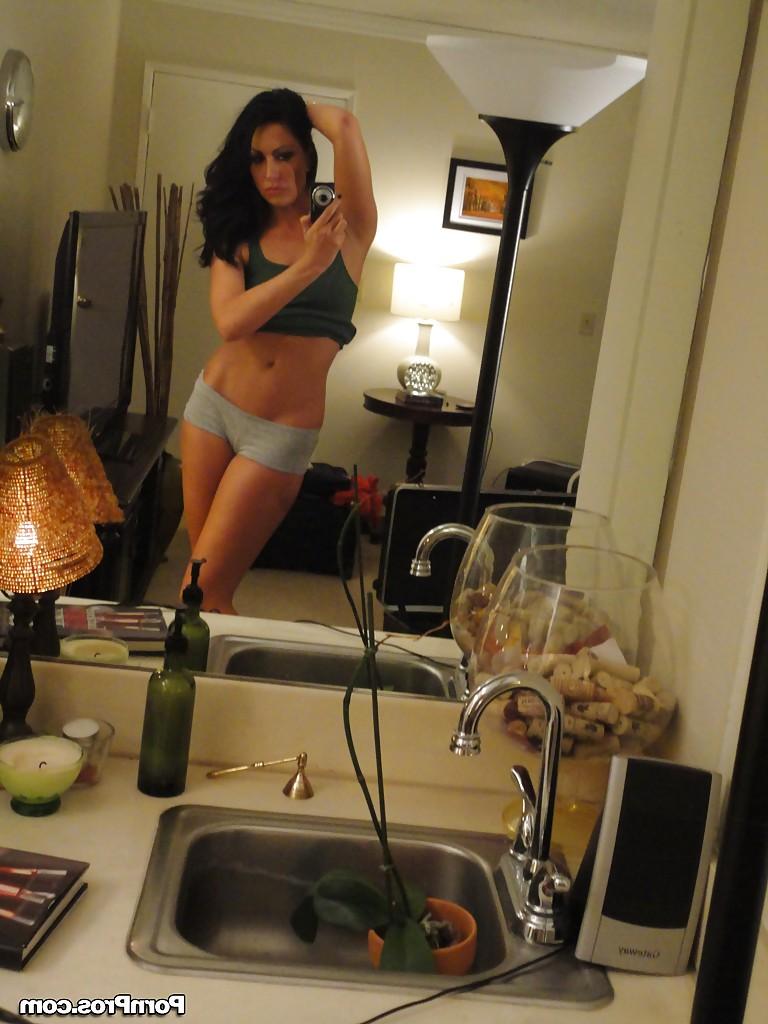 16P Amateur girlfriend Tiffany Brookes posing and taking photos of herself