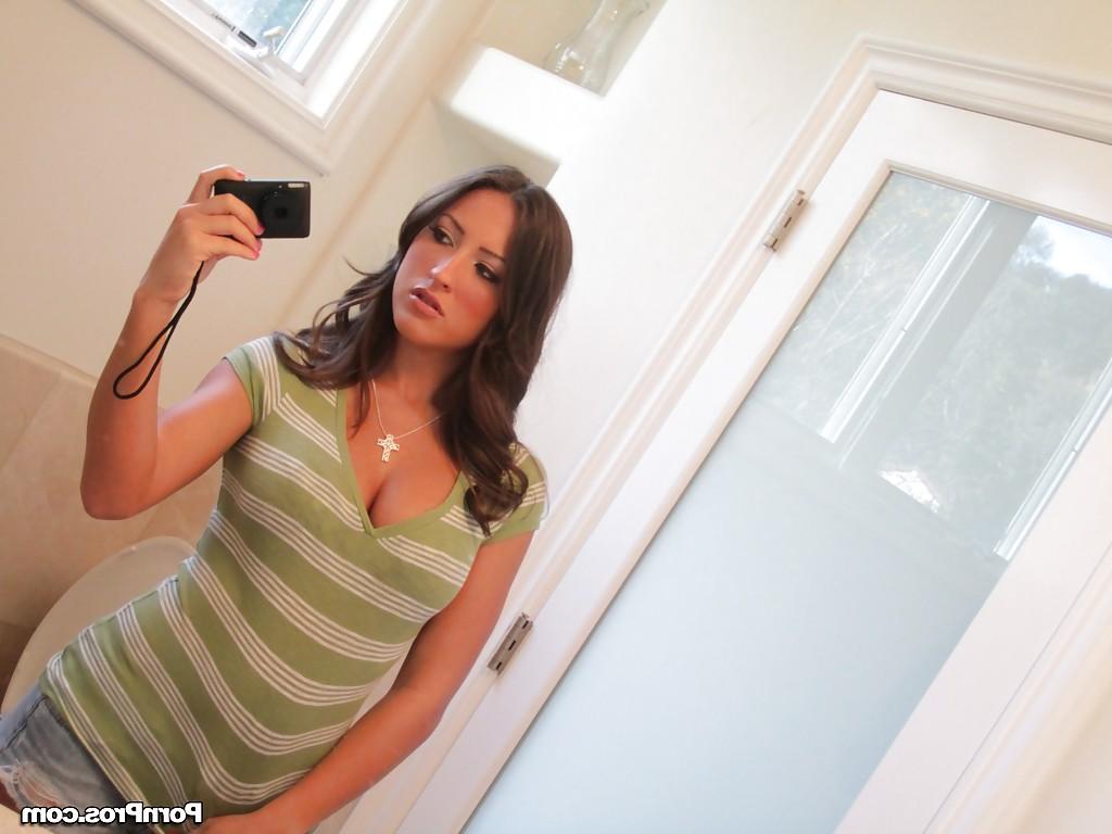16P Insolent doll Lizz Tayler Snapchats her nude body in slutty details