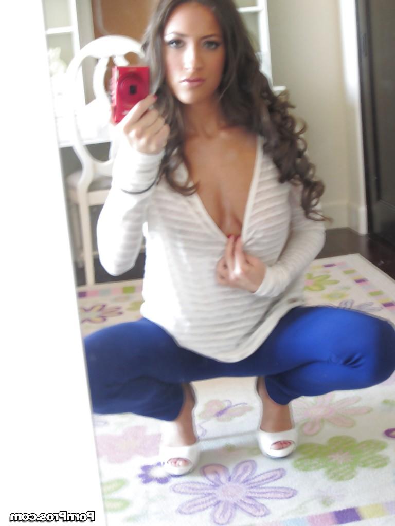 16P Babe Lizz Tayler is undressing and making some sexy selfies!